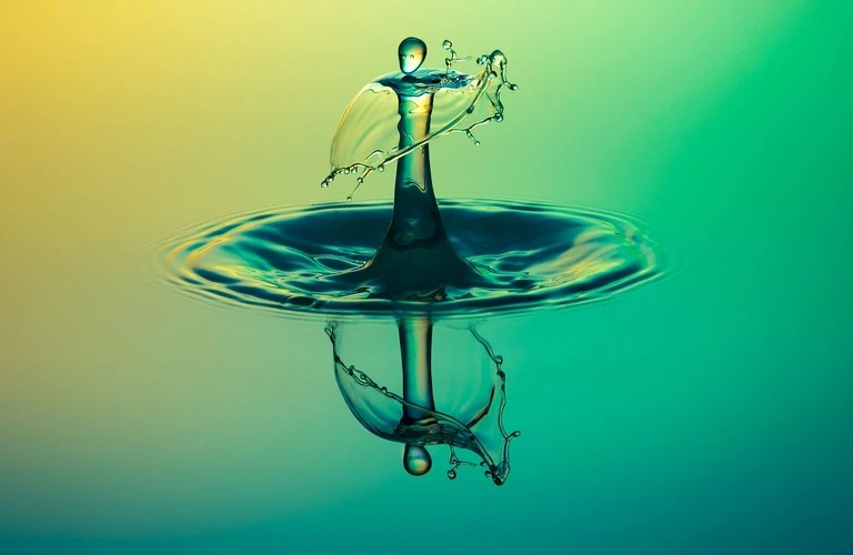 プロも愛用する天然水100%化粧水で、肌に潤いを。