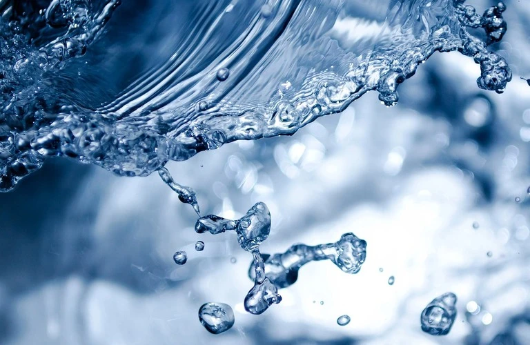 究極の保湿力を体感！100%天然水で実現する敏感肌対応化粧水の新提案